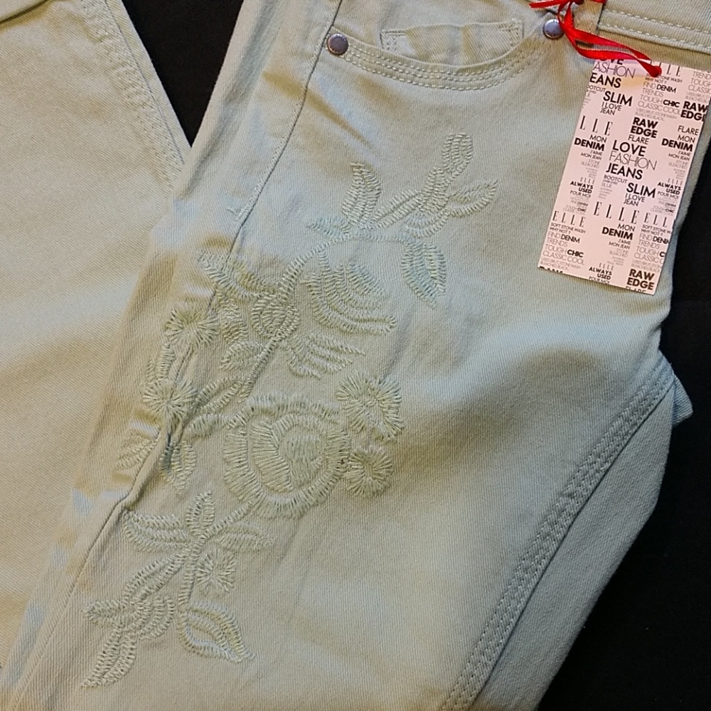 ELLE Mid Rise Capri Jeans - Picture 2 of 6